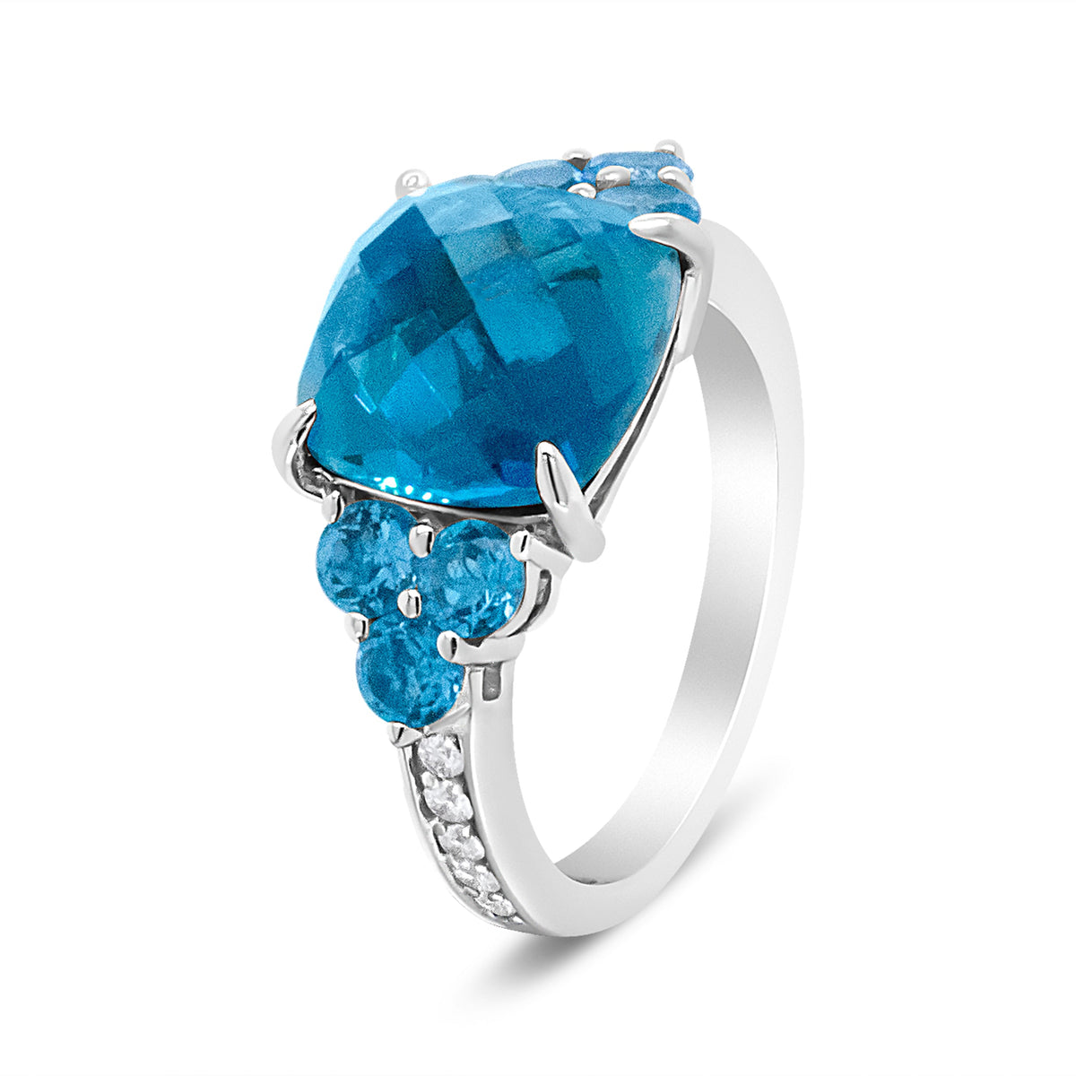 Anillo de oro blanco de 18K con topacio azul talla cojín de 10 mm y diamantes de 1/6 Cttw estilo tres piedras (color F-G, claridad VS1-VS2) - Talla 6.5