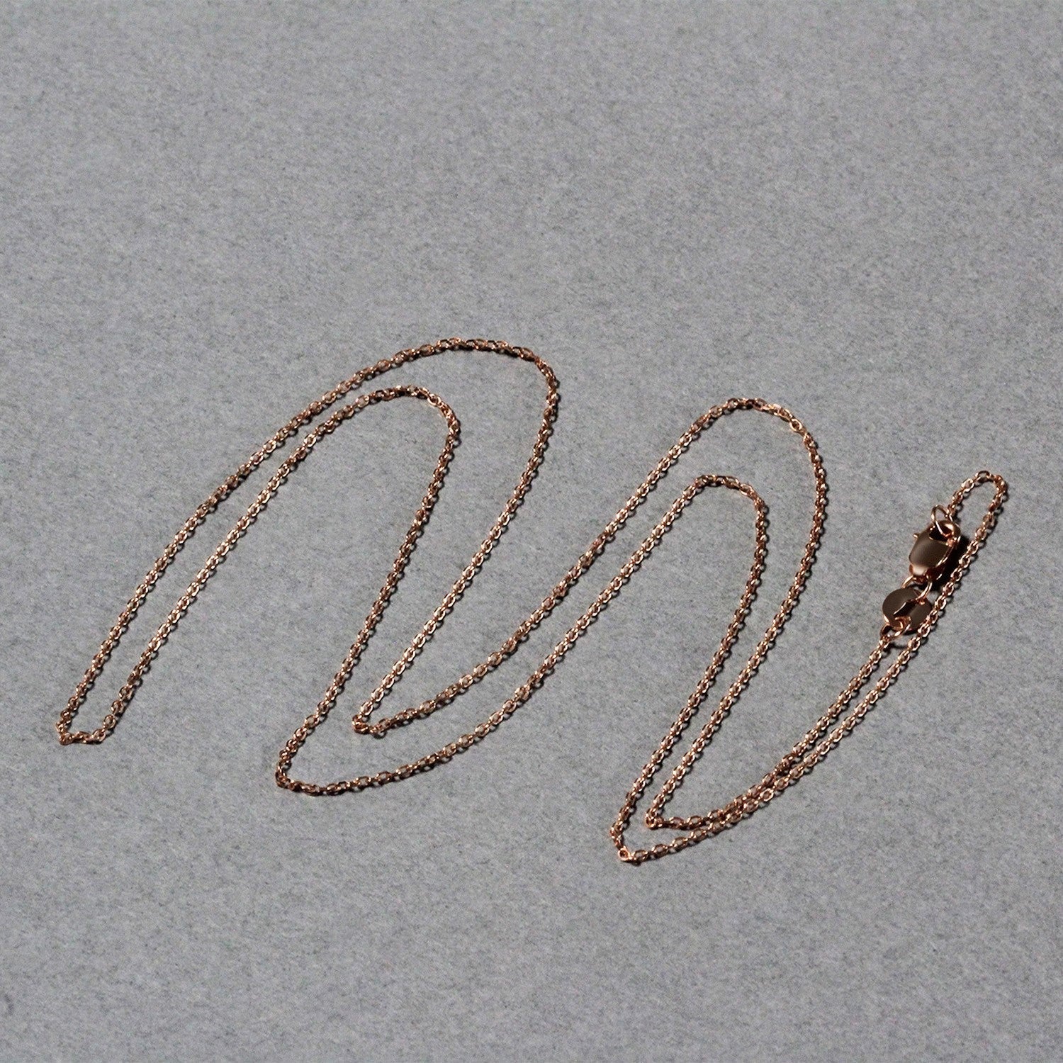 Cadena de eslabones de cable con corte de diamante en oro rosa de 18k (0.75 mm)