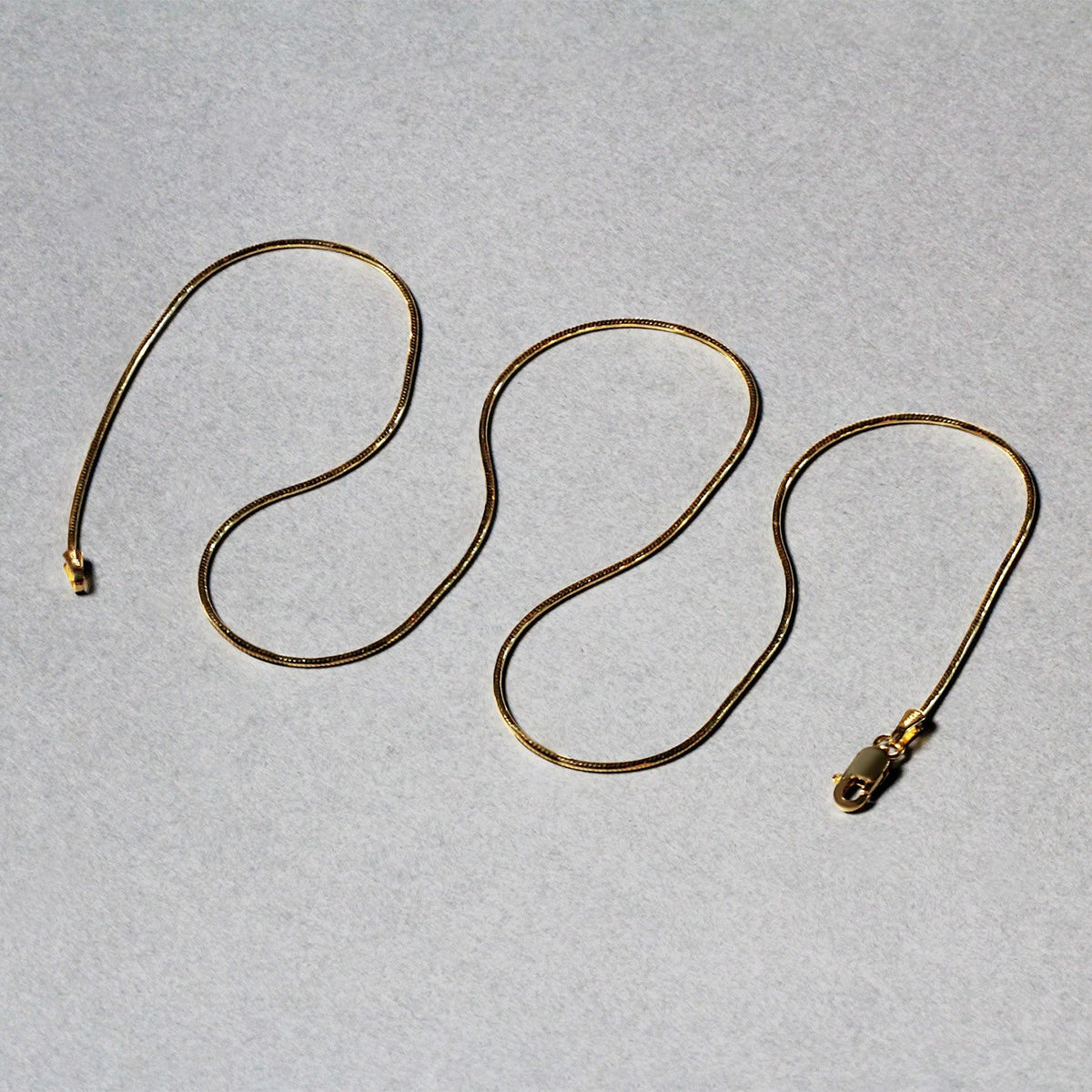 Cadena redonda de oro amarillo de 14 quilates tipo serpiente de 0,9 mm