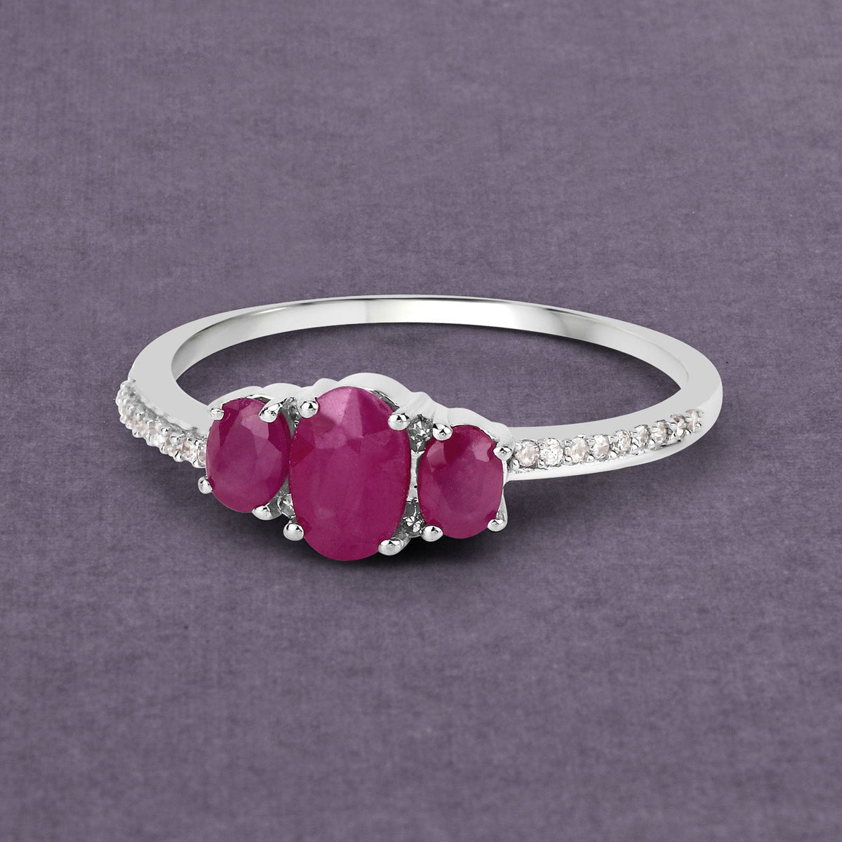 Anillo de oro blanco de 14K con rubí genuino de 1,02 quilates y diamantes blancos