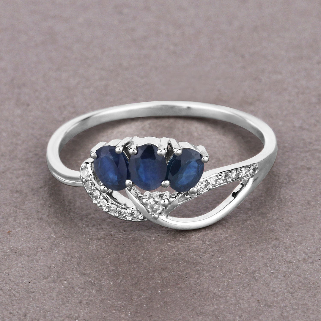 Anillo de oro blanco de 14K con zafiro azul genuino de 0,65 quilates y diamantes blancos