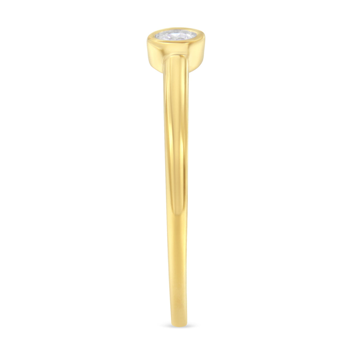 Anillo de diamantes chapado en oro amarillo de 14 quilates de plata de ley .925 con engaste milagroso (1/20 quilates en total, color J-K, claridad I1-I2) - Talla 6