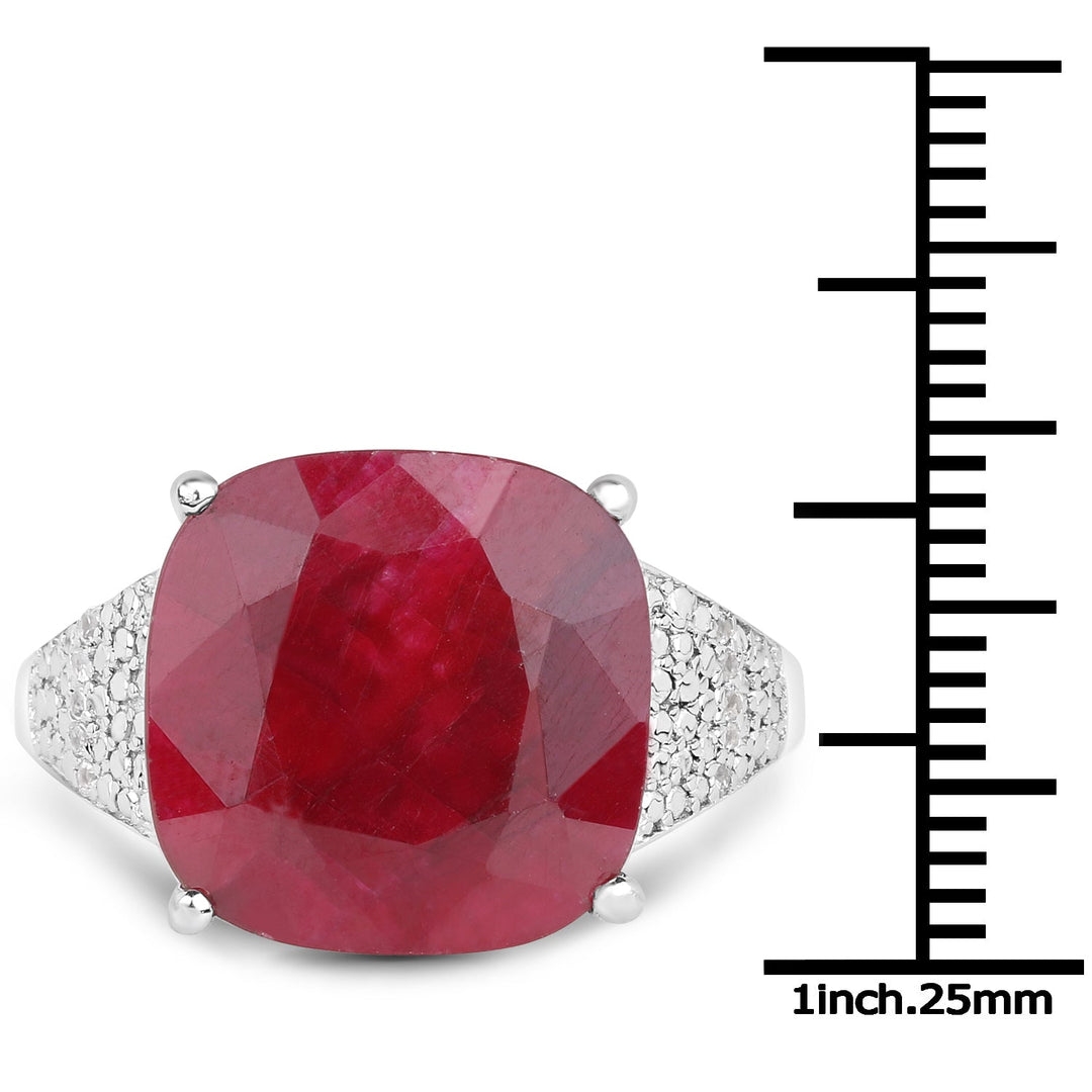 Anillo de plata esterlina .925 con rubí teñido de 14.47 quilates y topacio blanco