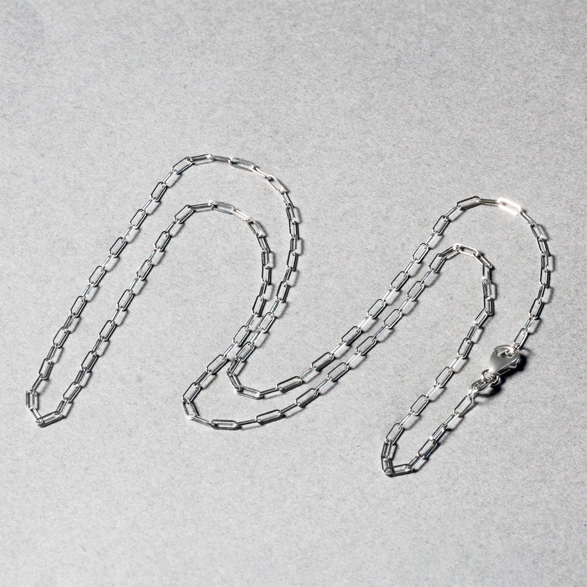Cadena fina de oro blanco de 14K con diseño de clip (1.5mm)