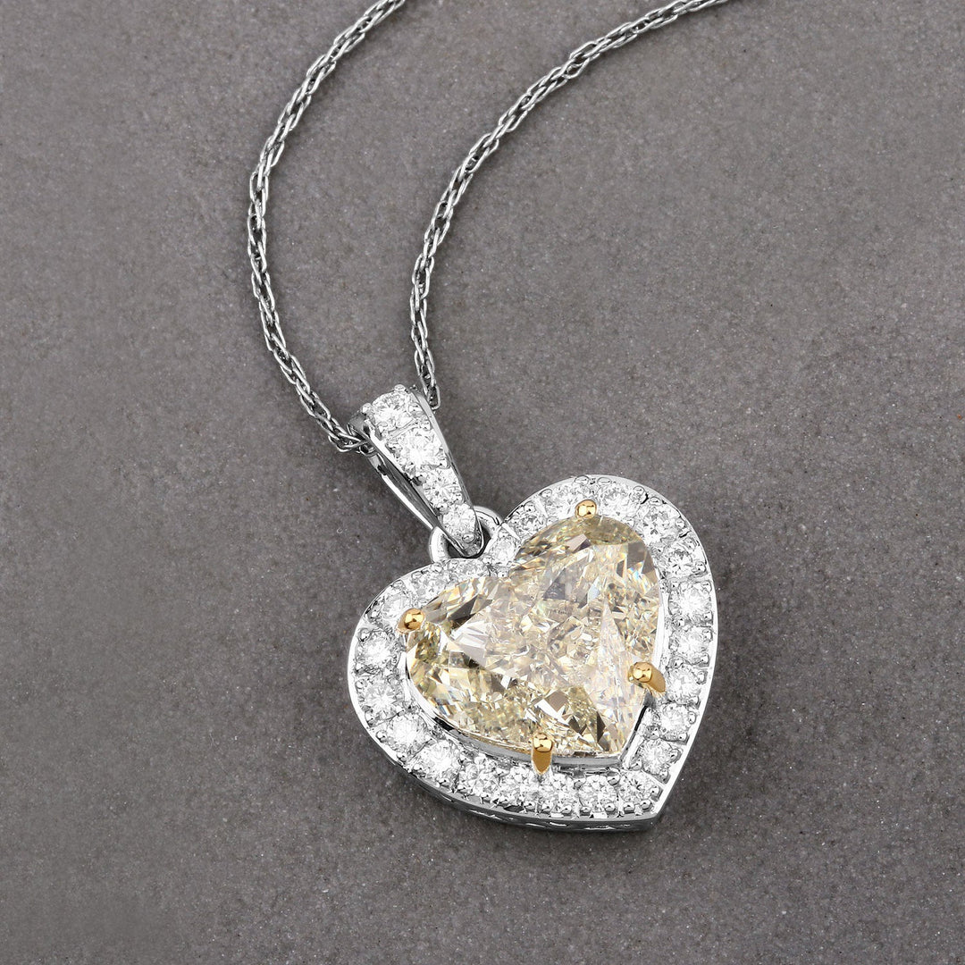 Colgante de oro blanco de 18K con diamante amarillo claro natural de 4.51 quilates certificado por el IGI y diamantes blancos de 0.45cttw (4.96cttw)