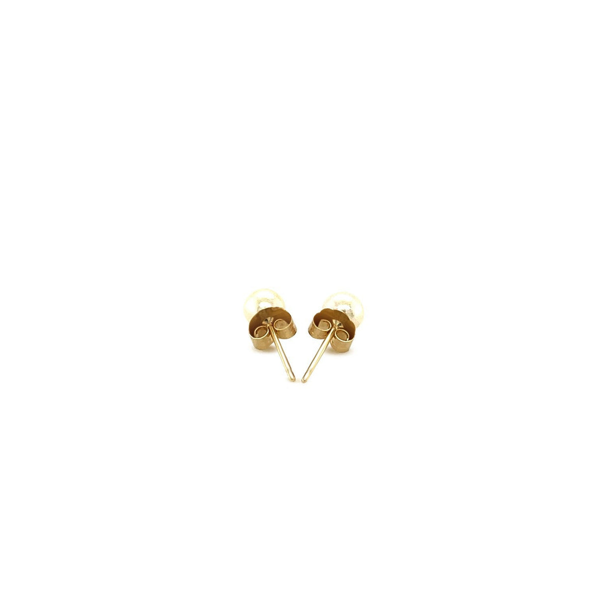 Pendientes de perlas cultivadas de agua dulce blancas de oro amarillo de 14k (4.0 mm)