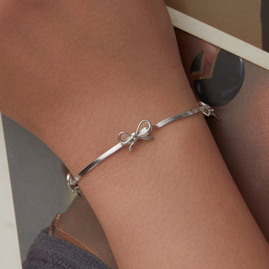 Photo of {{ product.title | truncate: 80, '' | escape }}