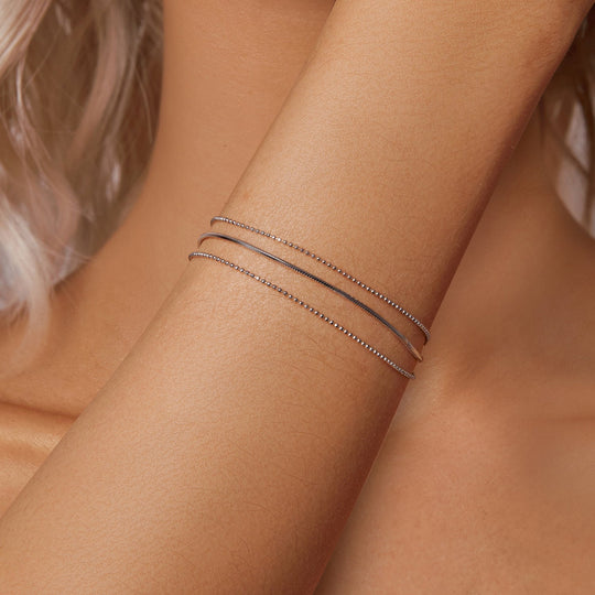 Photo of {{ product.title | truncate: 80, '' | escape }}