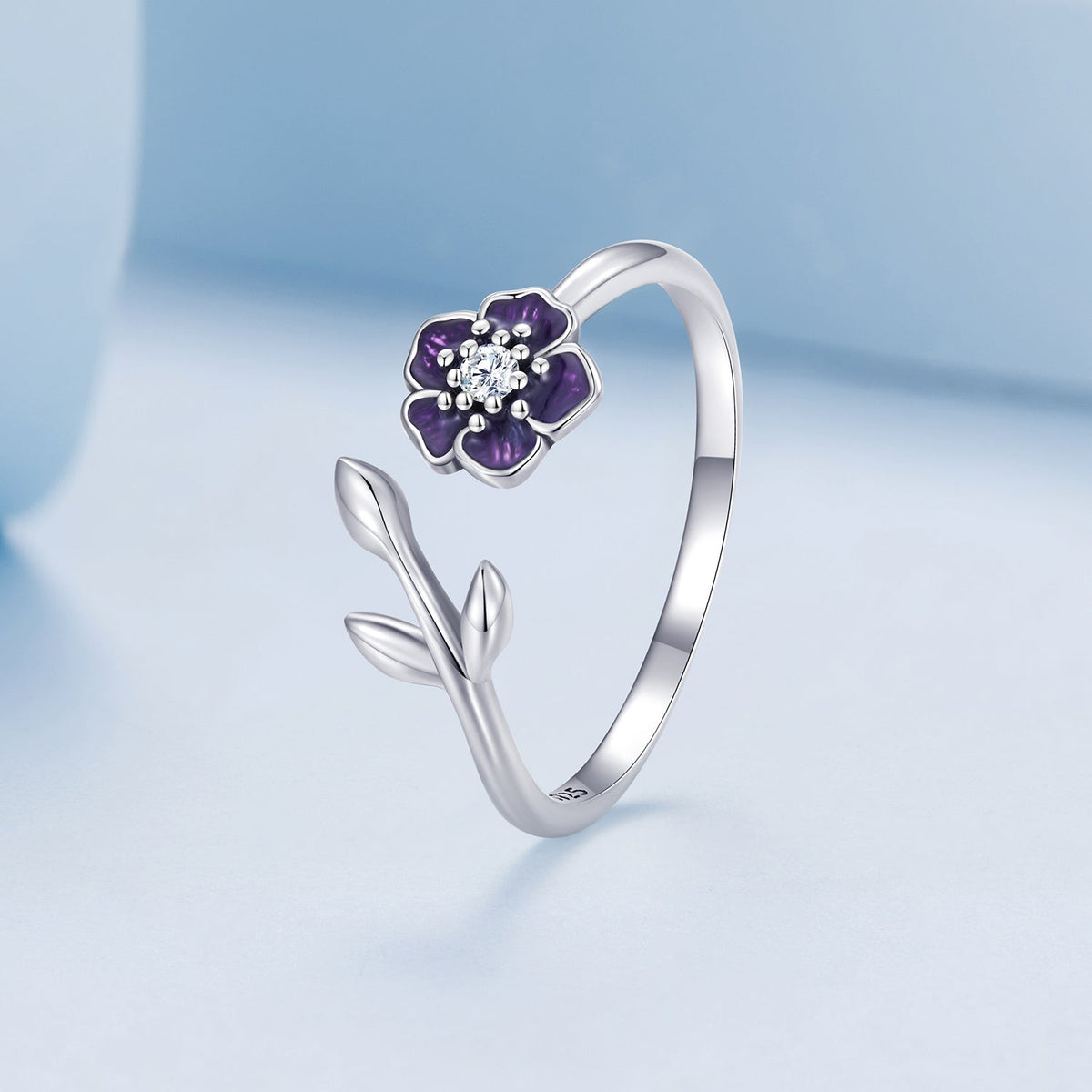 Anillo de plata de ley 925 oxidada con diseño de flores y pavé de circonitas