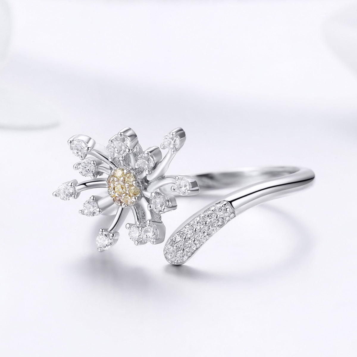 Anillo de plata de ley 925 con baño de platino y circonitas engastadas en pavé