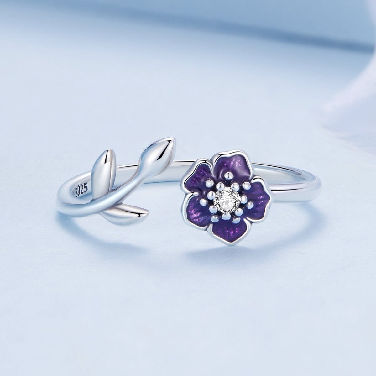 Anillo de plata de ley 925 oxidada con diseño de flores y pavé de circonitas