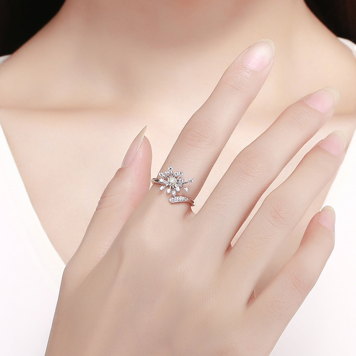 Anillo de plata de ley 925 con baño de platino y circonitas engastadas en pavé