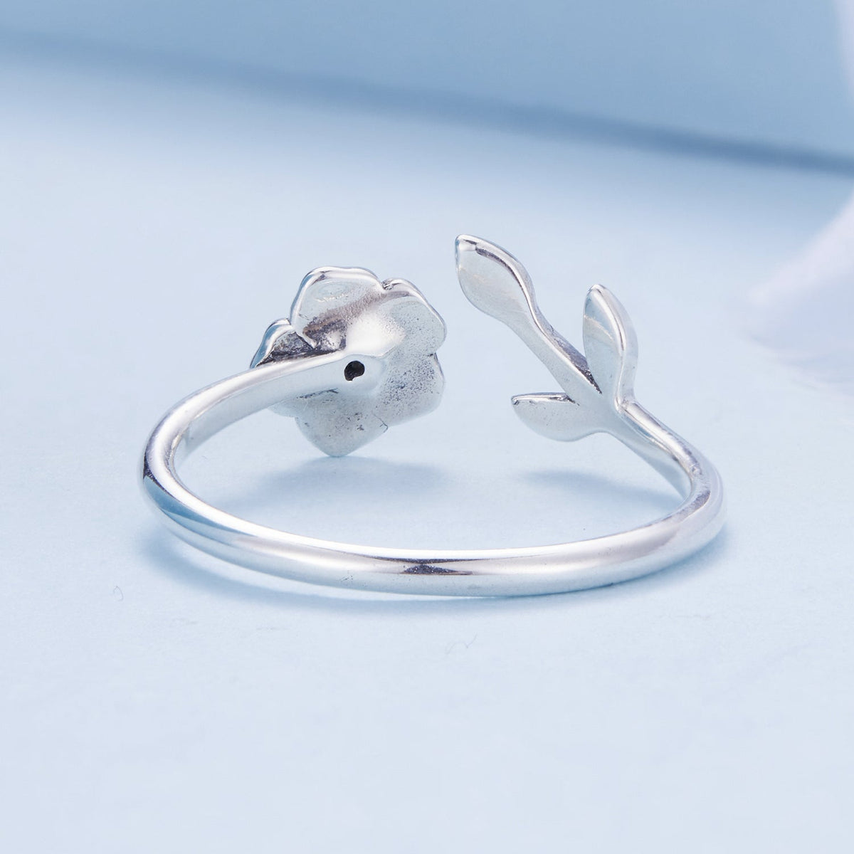 Anillo de plata de ley 925 oxidada con diseño de flores y pavé de circonitas