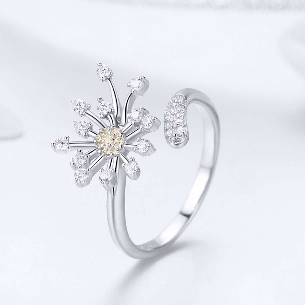 Anillo de plata de ley 925 con baño de platino y circonitas engastadas en pavé