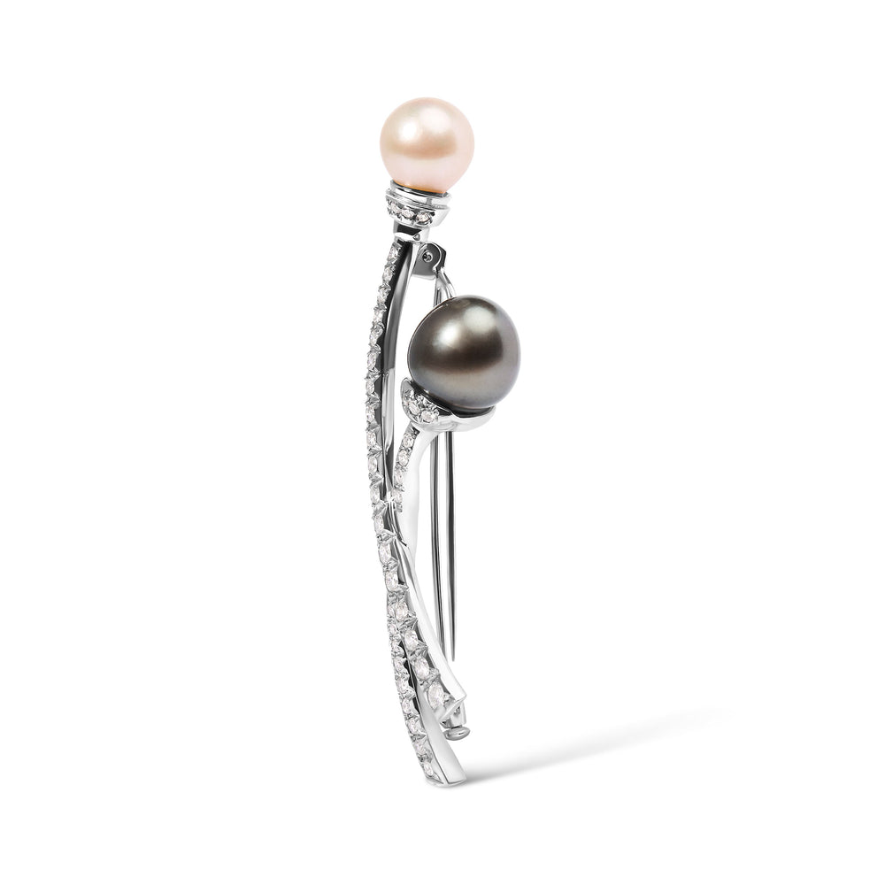 Broche de perlas cultivadas blancas y negras de los Mares del Sur y diamantes de 3/5 quilates en oro blanco de 18K (color H-I, claridad VS1-VS2)