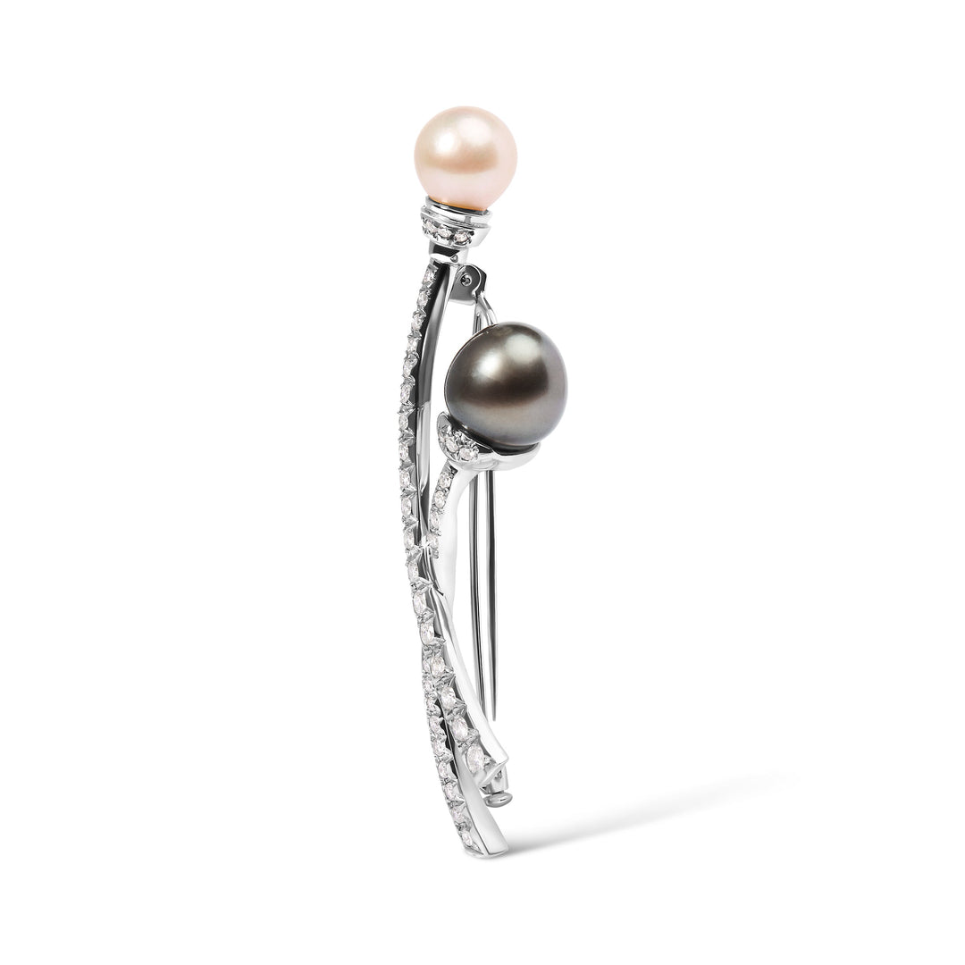 Broche de perlas cultivadas blancas y negras de los Mares del Sur y diamantes de 3/5 quilates en oro blanco de 18K (color H-I, claridad VS1-VS2)