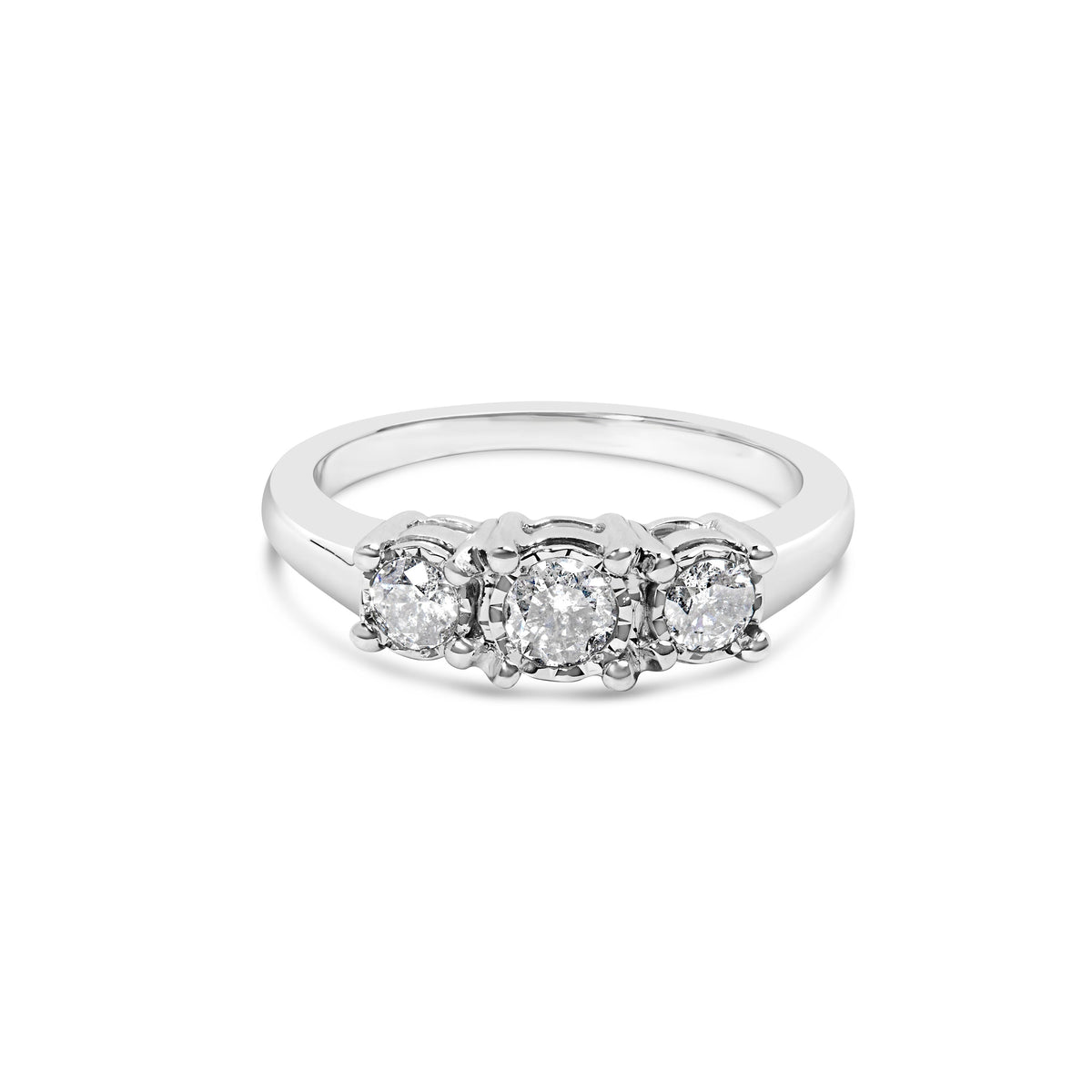 Anillo de oro blanco de 14 quilates con 1/2 quilate total de peso (CTTW) de diamantes cultivados en laboratorio redondos en engaste "milagroso" con tres piedras en placa de ilusión (color F-G, claridad VS1-VS2) - Talla de anillo 7