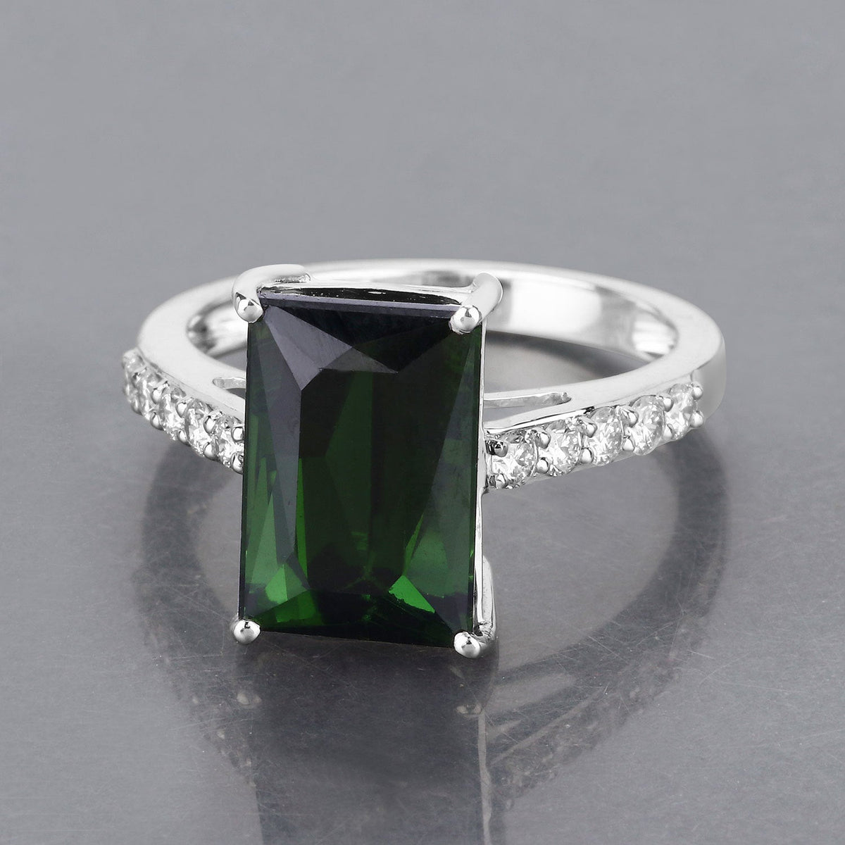 Anillo de oro blanco de 14K con turmalina verde genuina de 6,16 quilates y diamantes blancos