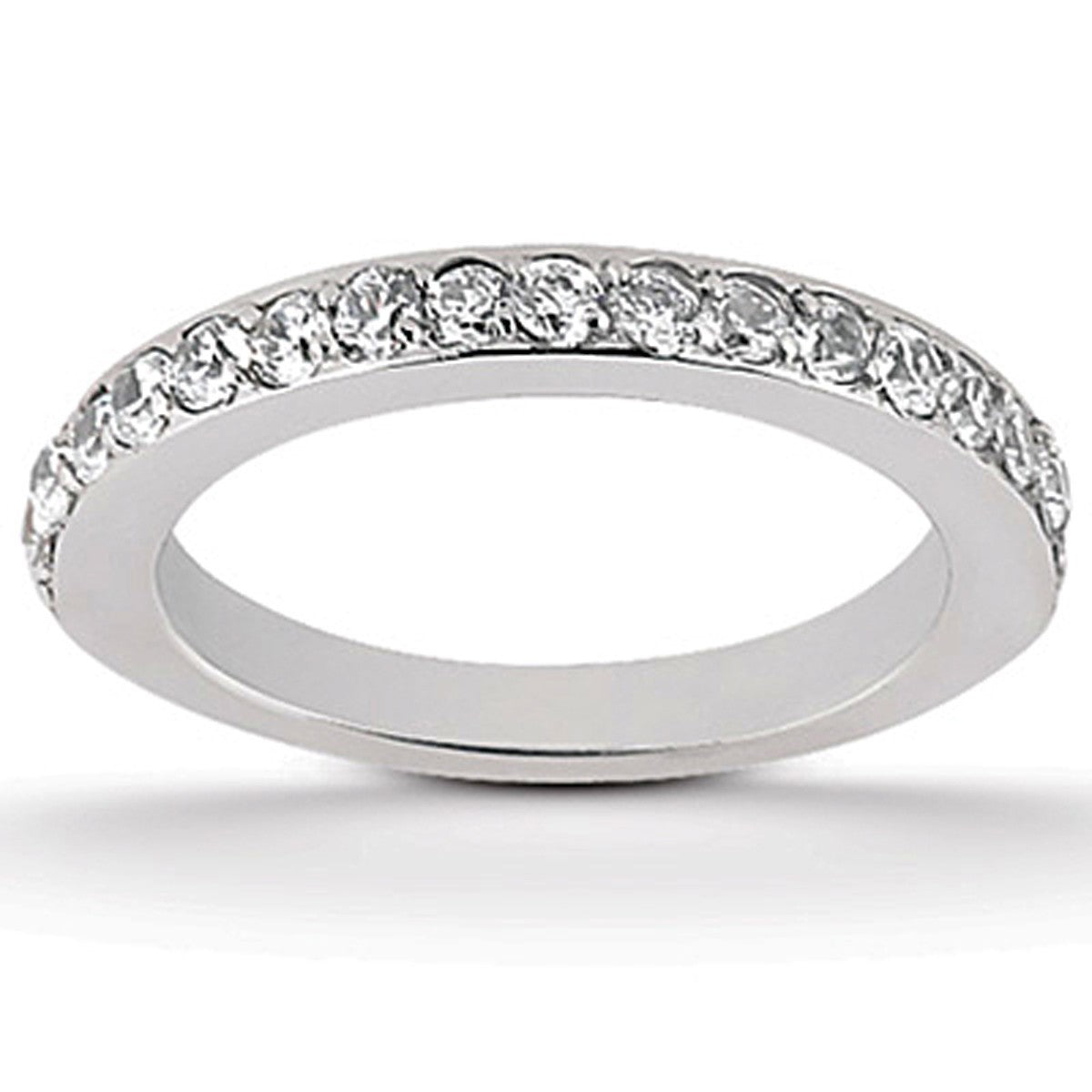 Anillo de boda tipo alianza de oro blanco de 14k con pavé de diamantes, media vuelta