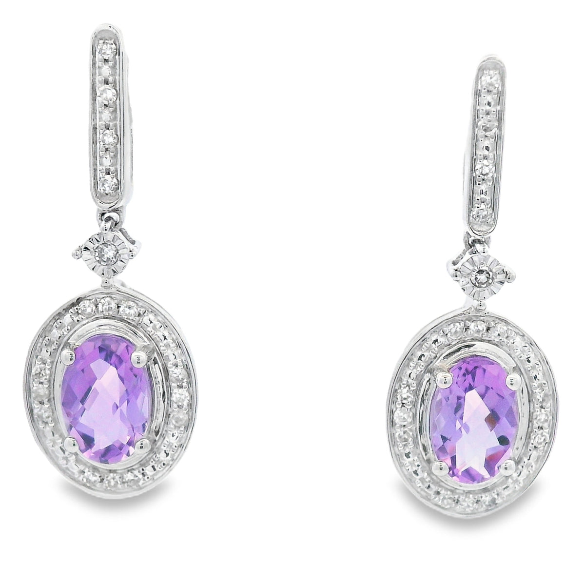 Pendientes colgantes de amatista y diamante de .93 ct en oro blanco de 10 kt