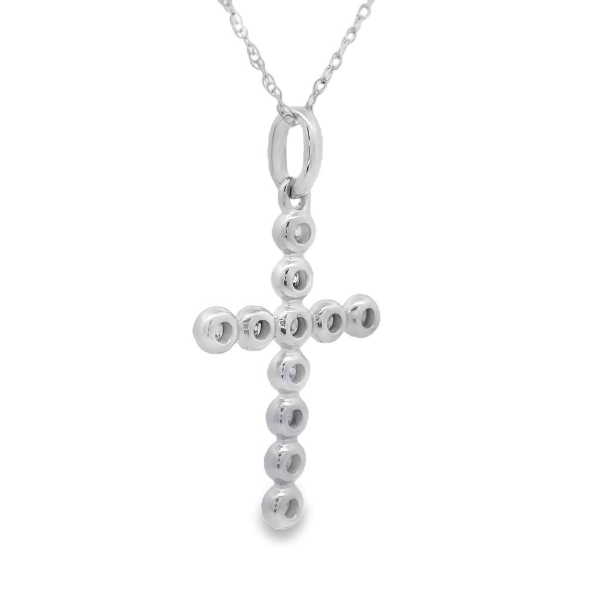 Colgante de cruz religiosa con diamantes de .12 ct en oro blanco de 14 kt