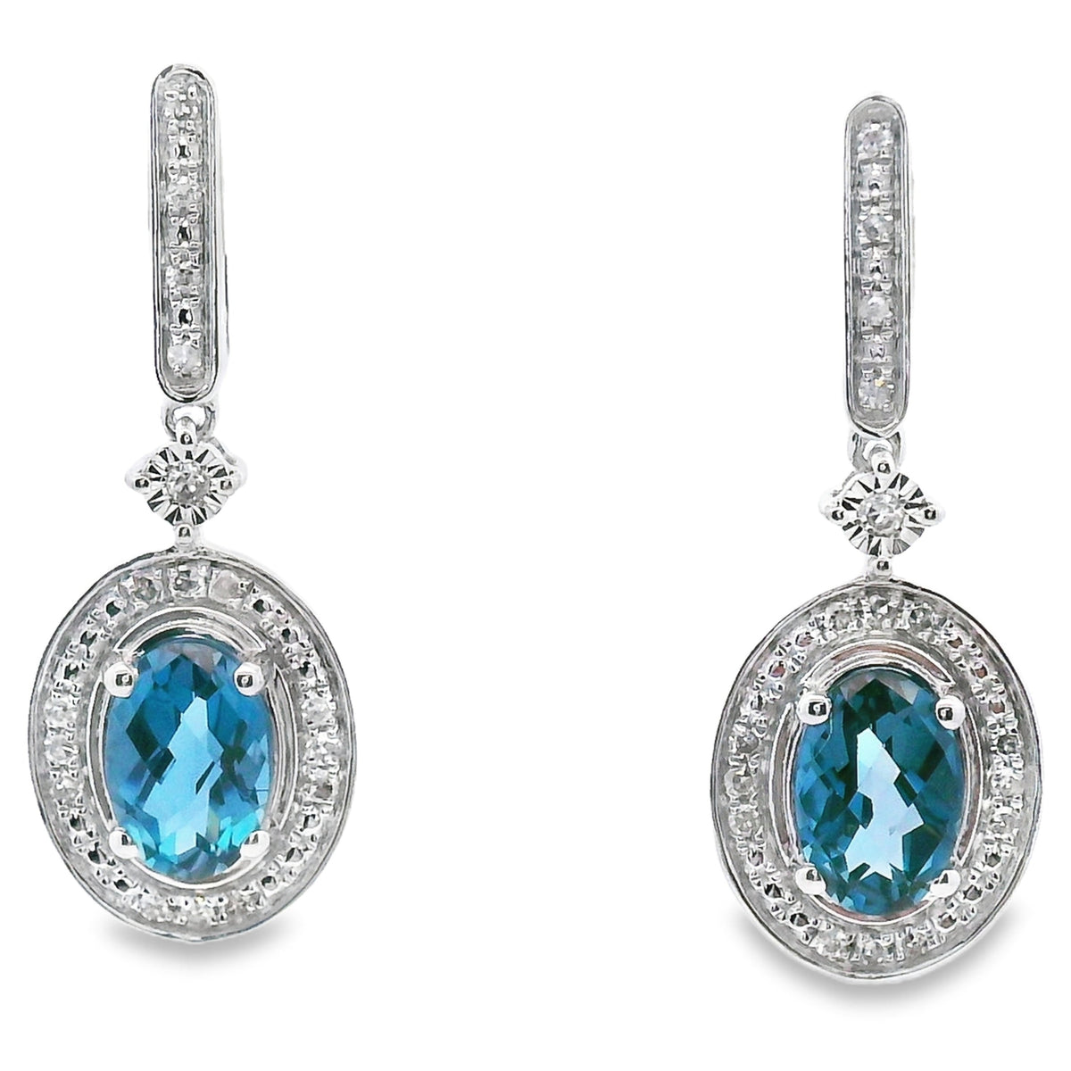Pendientes colgantes de topacio azul Londres en oro blanco de 10 quilates