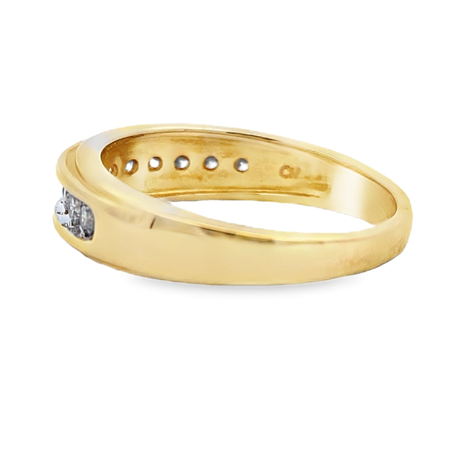 Anillo de boda con diamante de .38 ct en oro amarillo de 10 kt