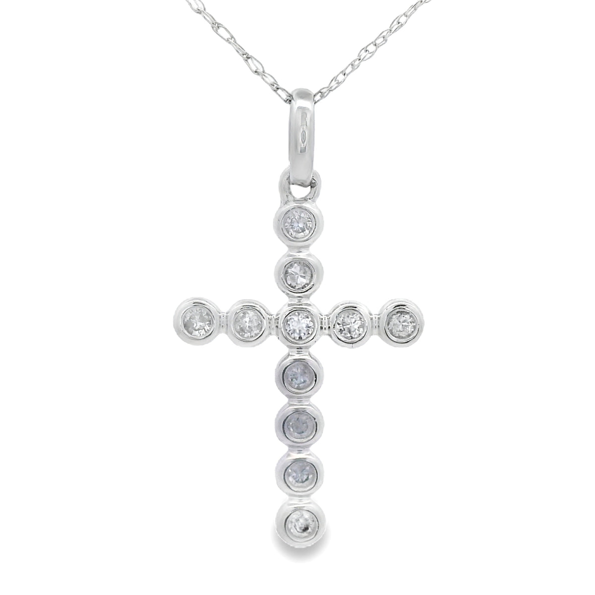 Colgante de cruz religiosa con diamantes de .12 ct en oro blanco de 14 kt