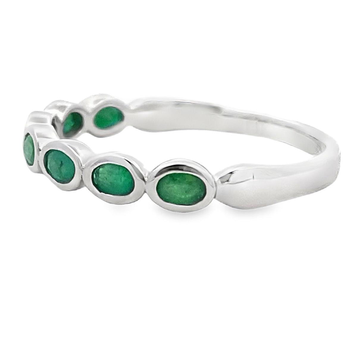 Anillos de banda de moda de esmeralda de 0,74 ct en oro blanco de 14 kt