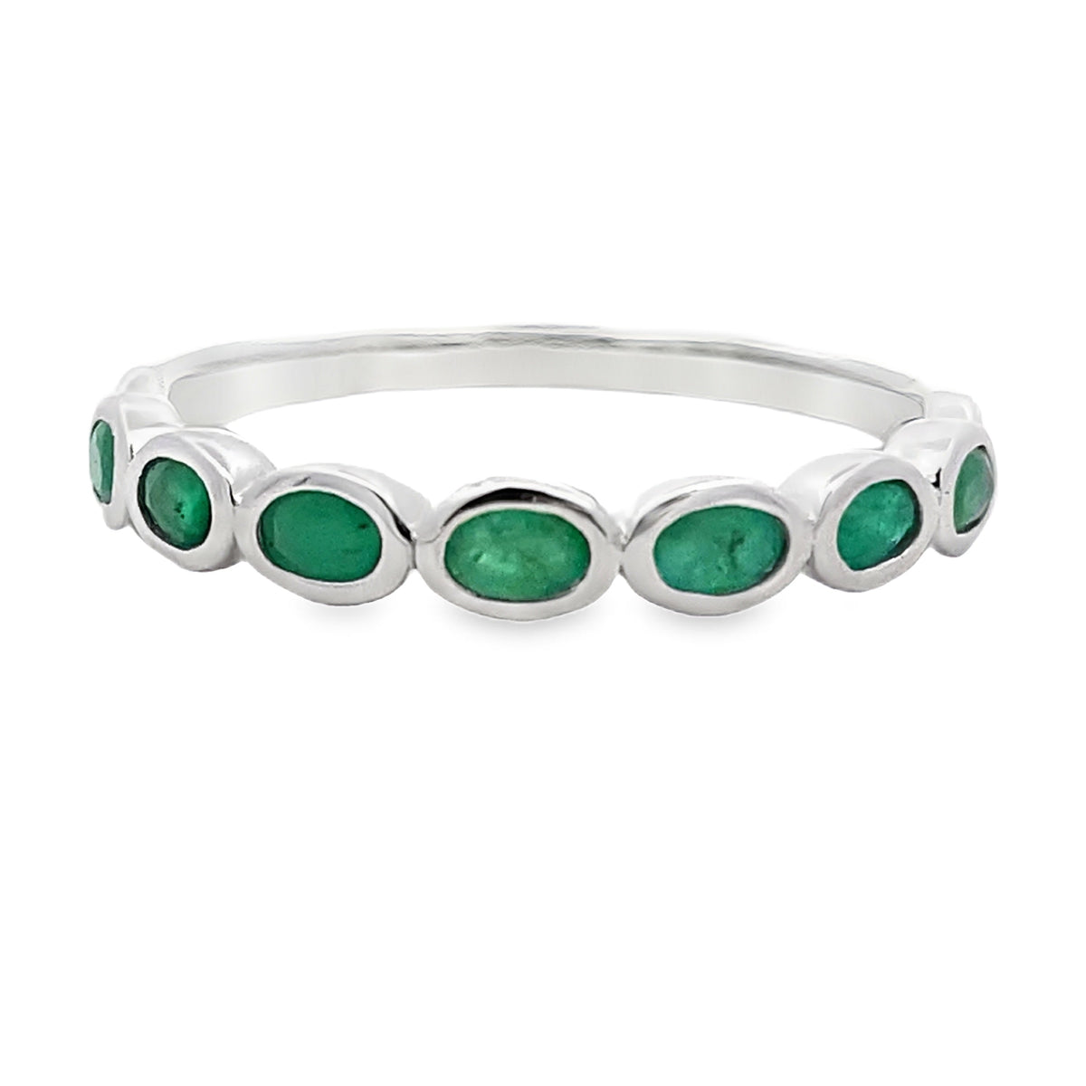 Anillos de banda de moda de esmeralda de 0,74 ct en oro blanco de 14 kt