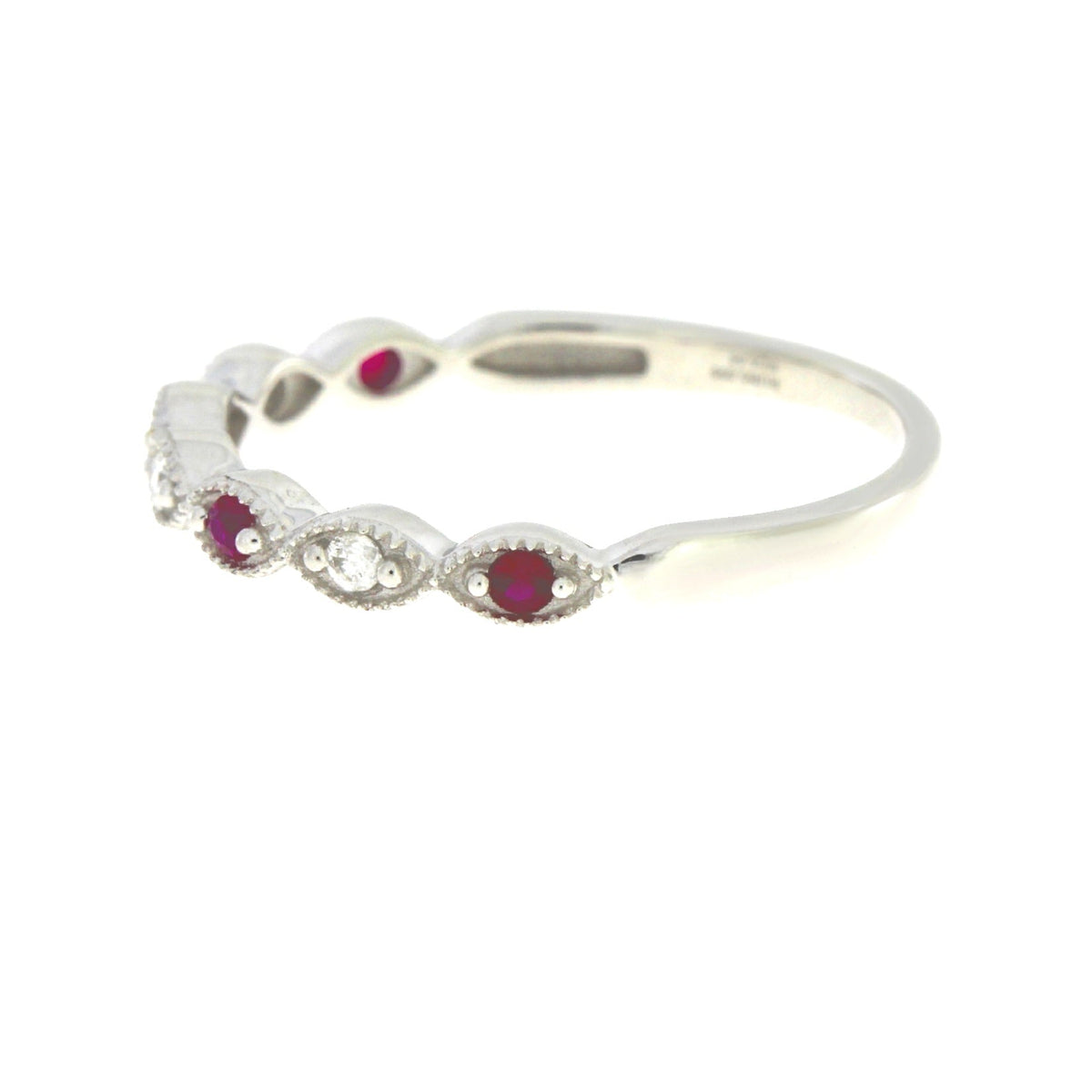 Anillo de boda con diamante y rubí de .15 ct en oro blanco de 14 kt