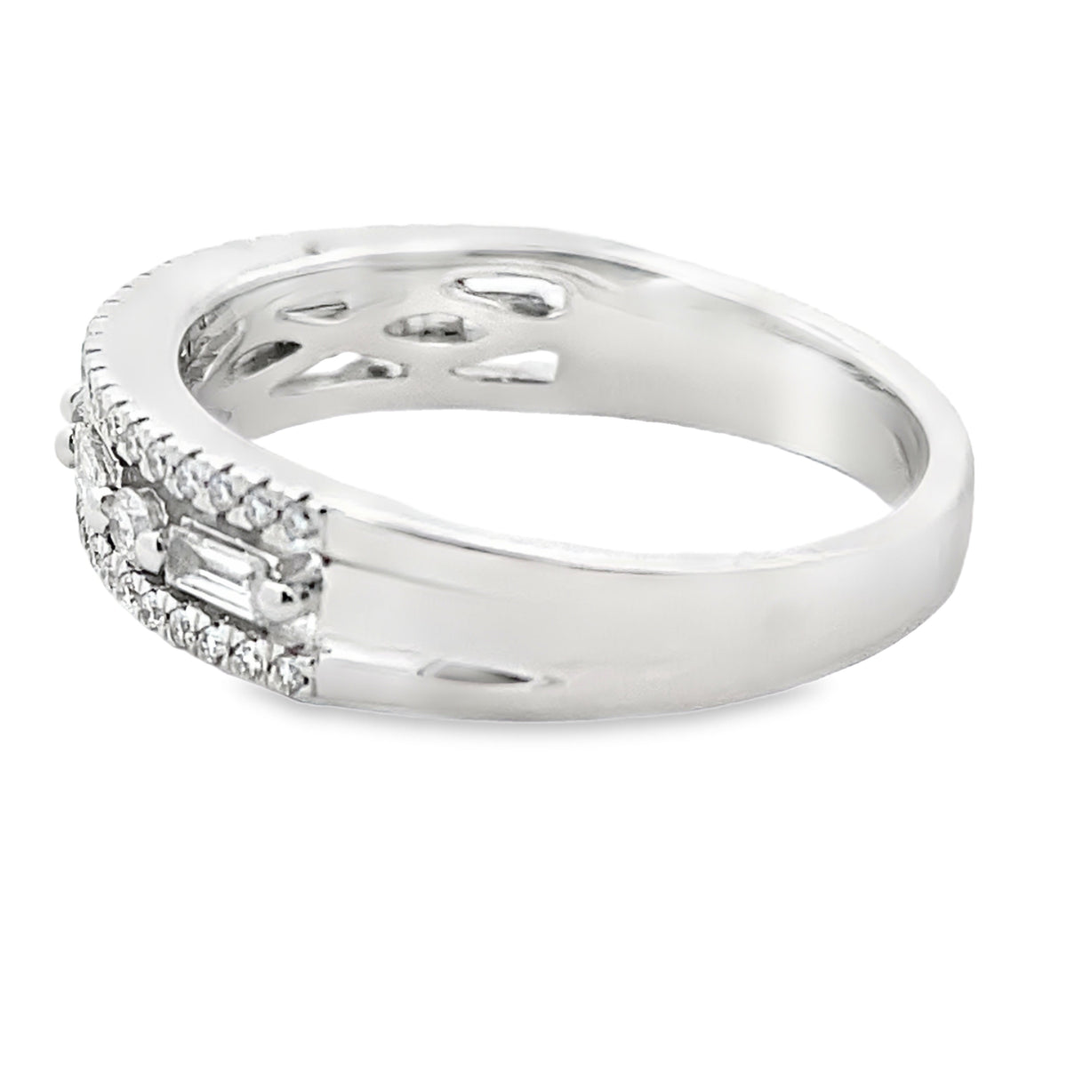 Anillos de banda de moda con diamantes de .50qt en oro blanco de 14kt