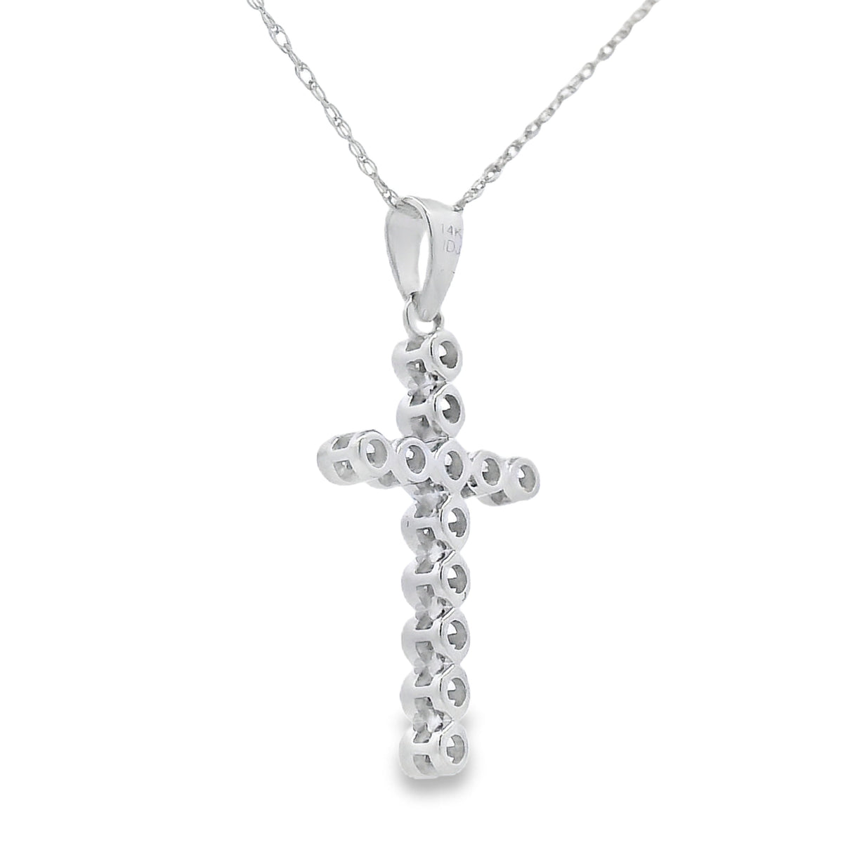 Colgante de cruz religiosa con diamantes de .12 ct en oro blanco de 14 kt
