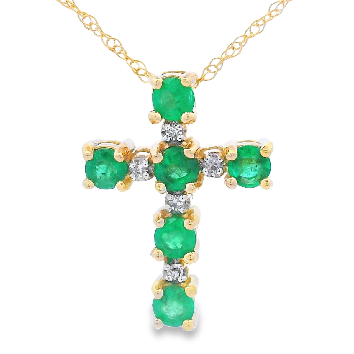 Colgante religioso de cruz con esmeralda de 0,26 ct en oro amarillo de 10 qt