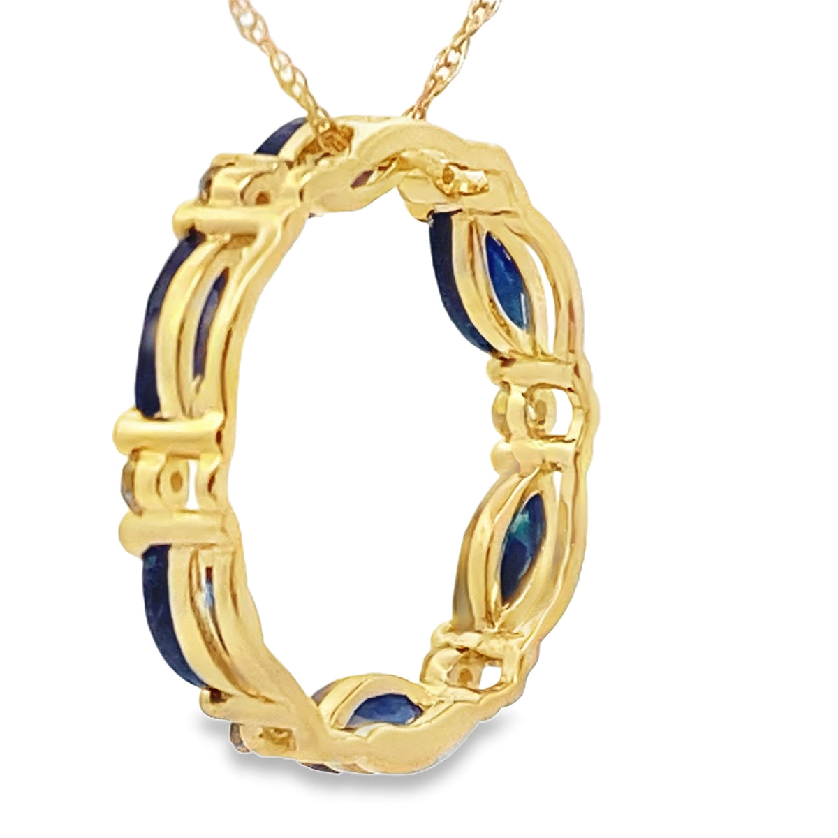 Colgante Círculo de Amor de Zafiro de .99 ct Oro Amarillo de 10 qt