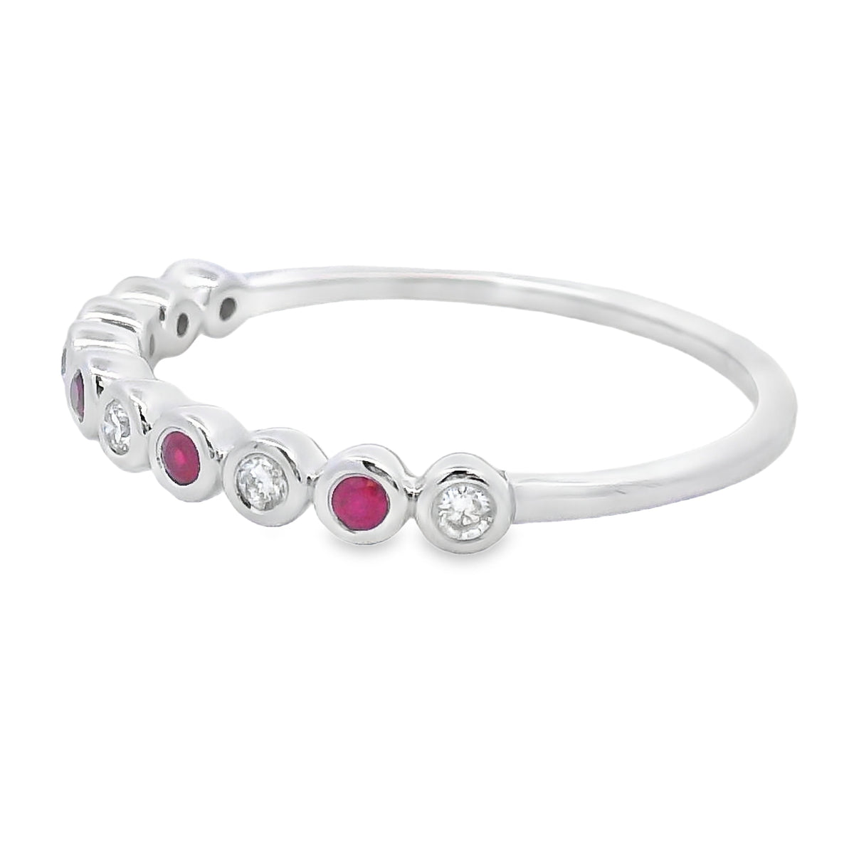 Anillo apilable de rubí y diamantes de .18ct en oro blanco de 14K