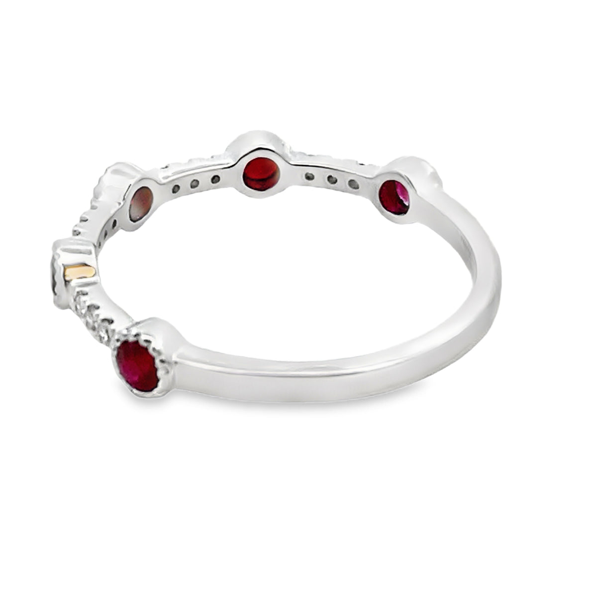 Anillo apilable de rubíes y diamantes de .46 ct en oro blanco de 14 kt