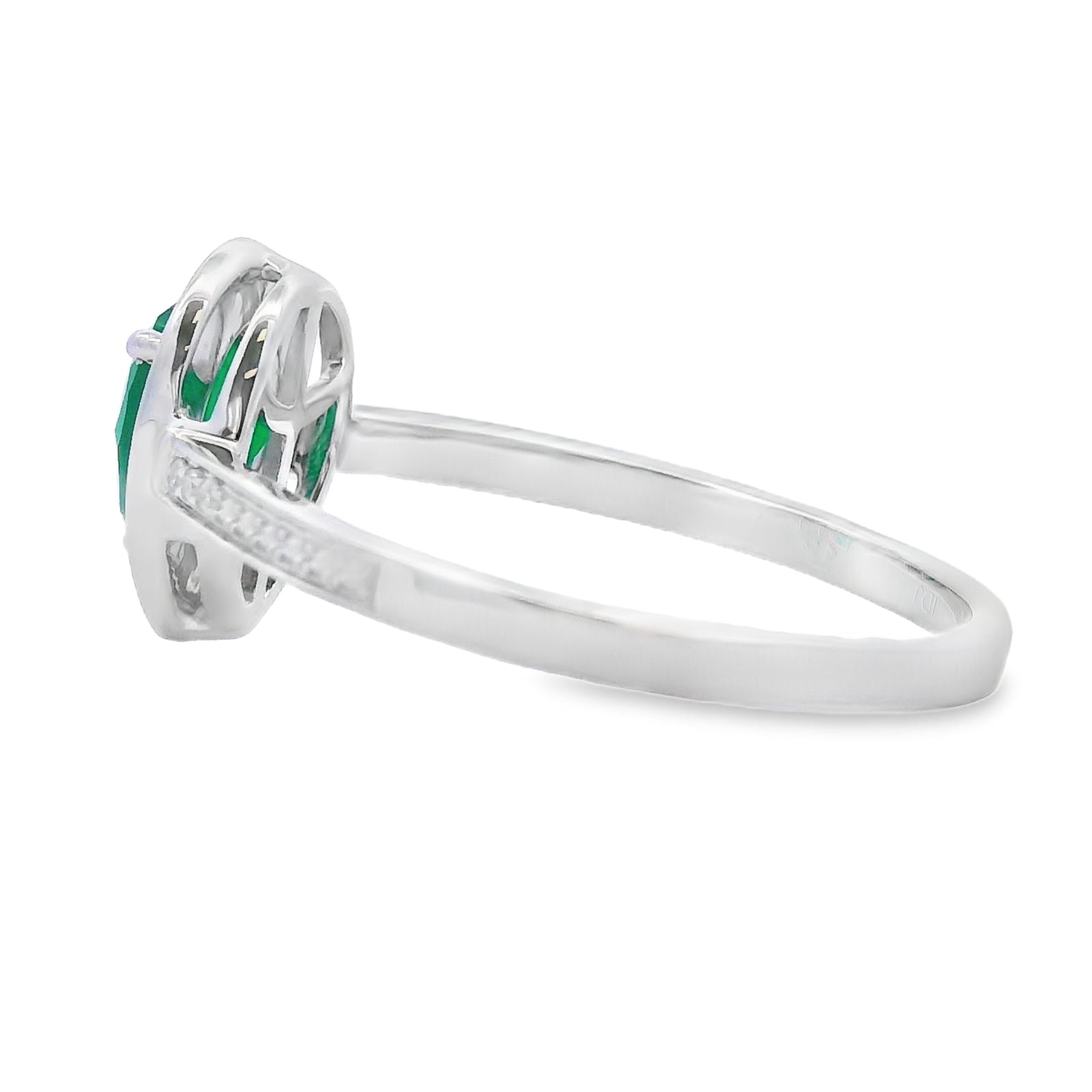 Anillo de oro blanco de 10 qt con calcedonia natural de 0,55 ct y diamantes