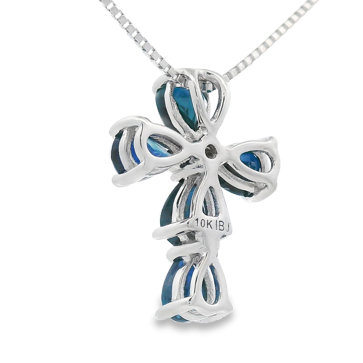 Colgante Religioso Cruz con Zafiro de .82ct en Oro Blanco de 10KT