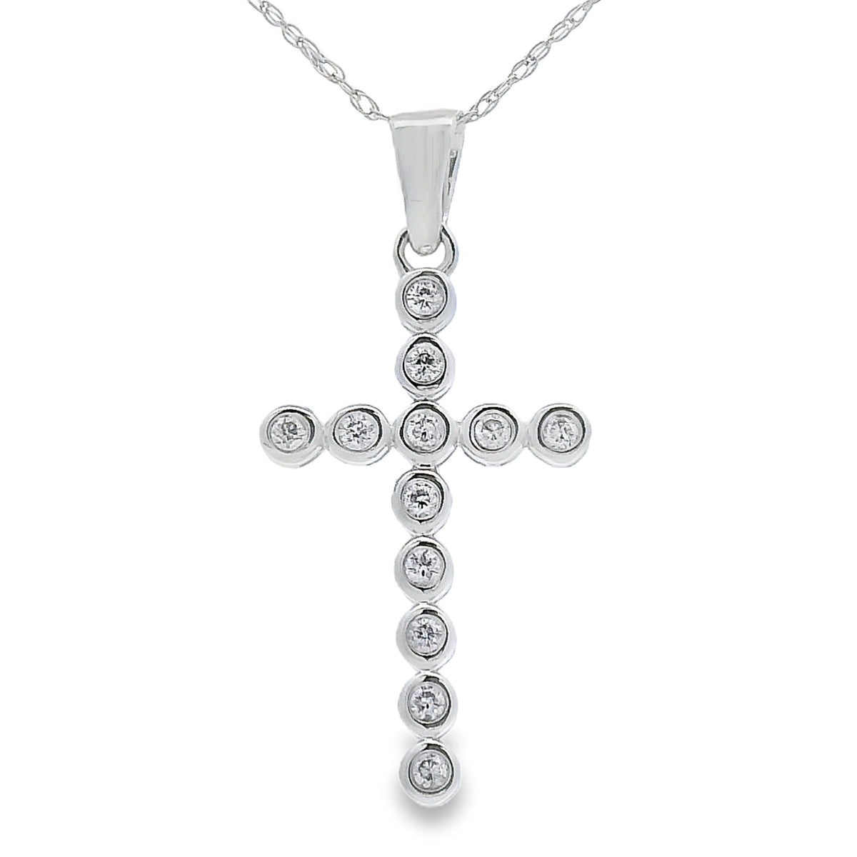 Colgante de cruz religiosa con diamantes de .12 ct en oro blanco de 14 kt