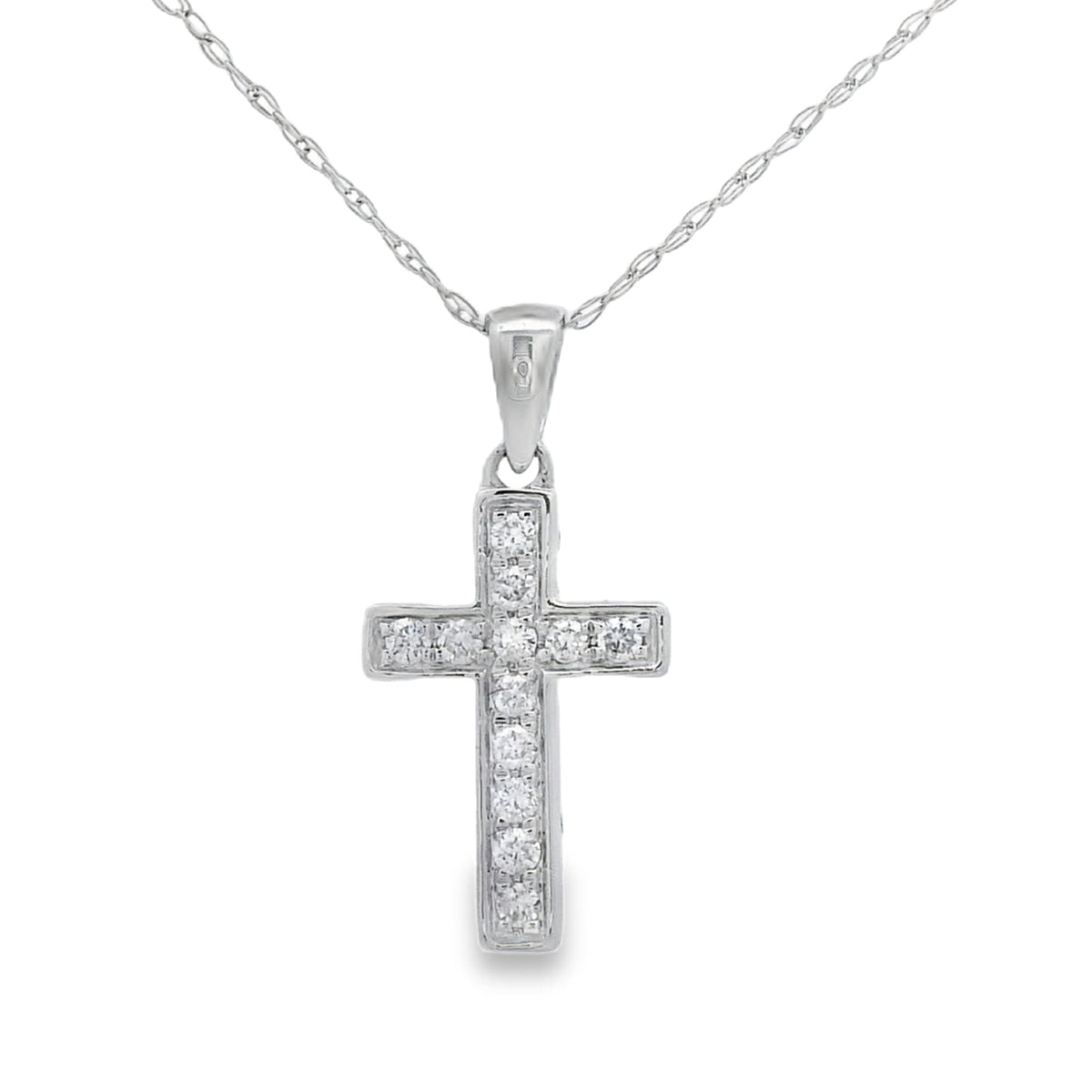 Colgante de cruz religiosa con diamantes de .12 ct en oro blanco de 14 kt