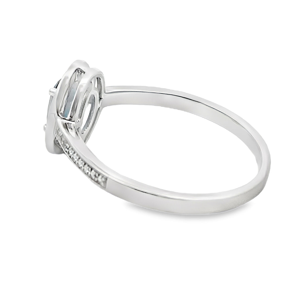 Anillo de topacio azul Londres y diamantes de 0,63 qt en oro blanco de 10 kt
