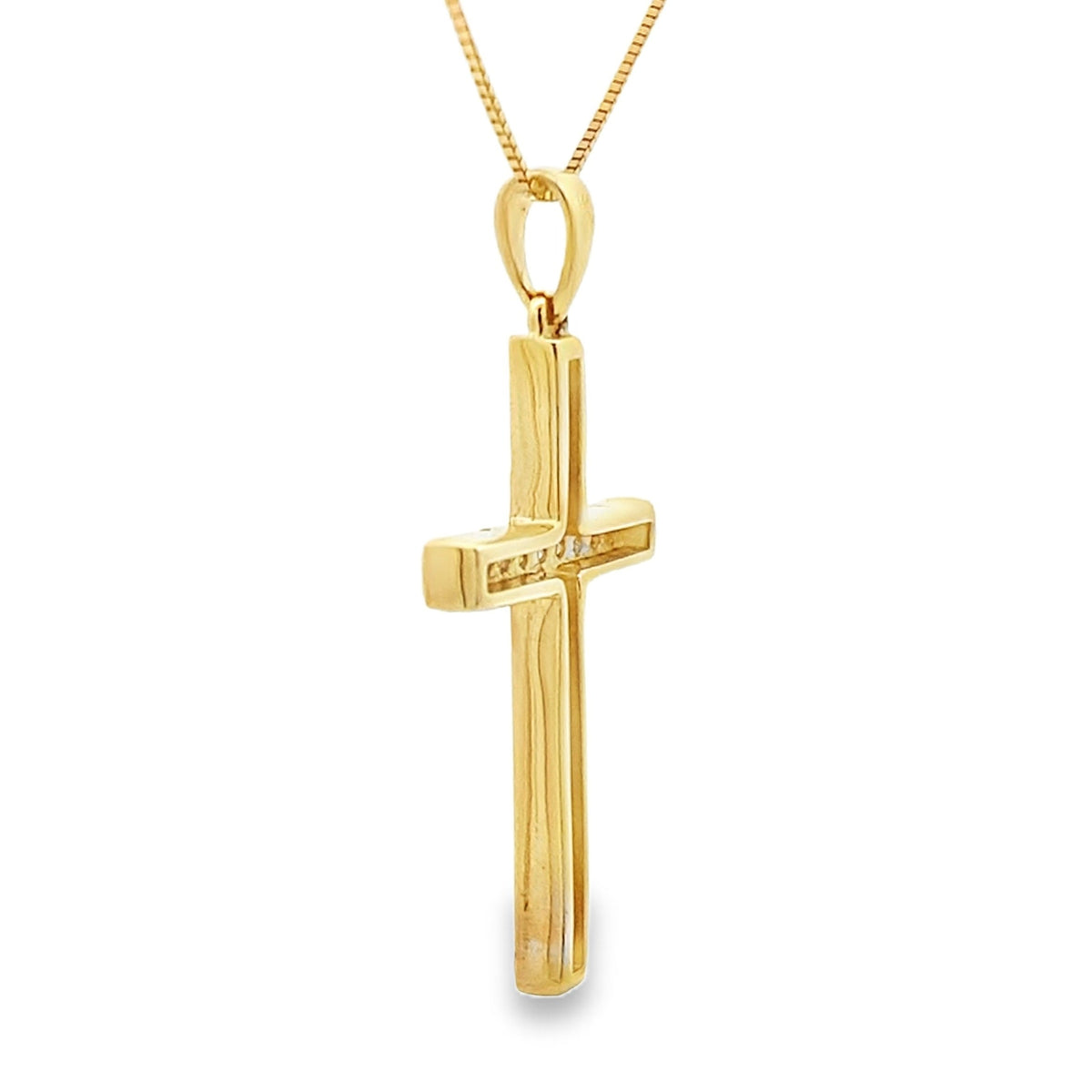 Colgante religioso de cruz con diamante de .22 ct en oro amarillo de 14 K