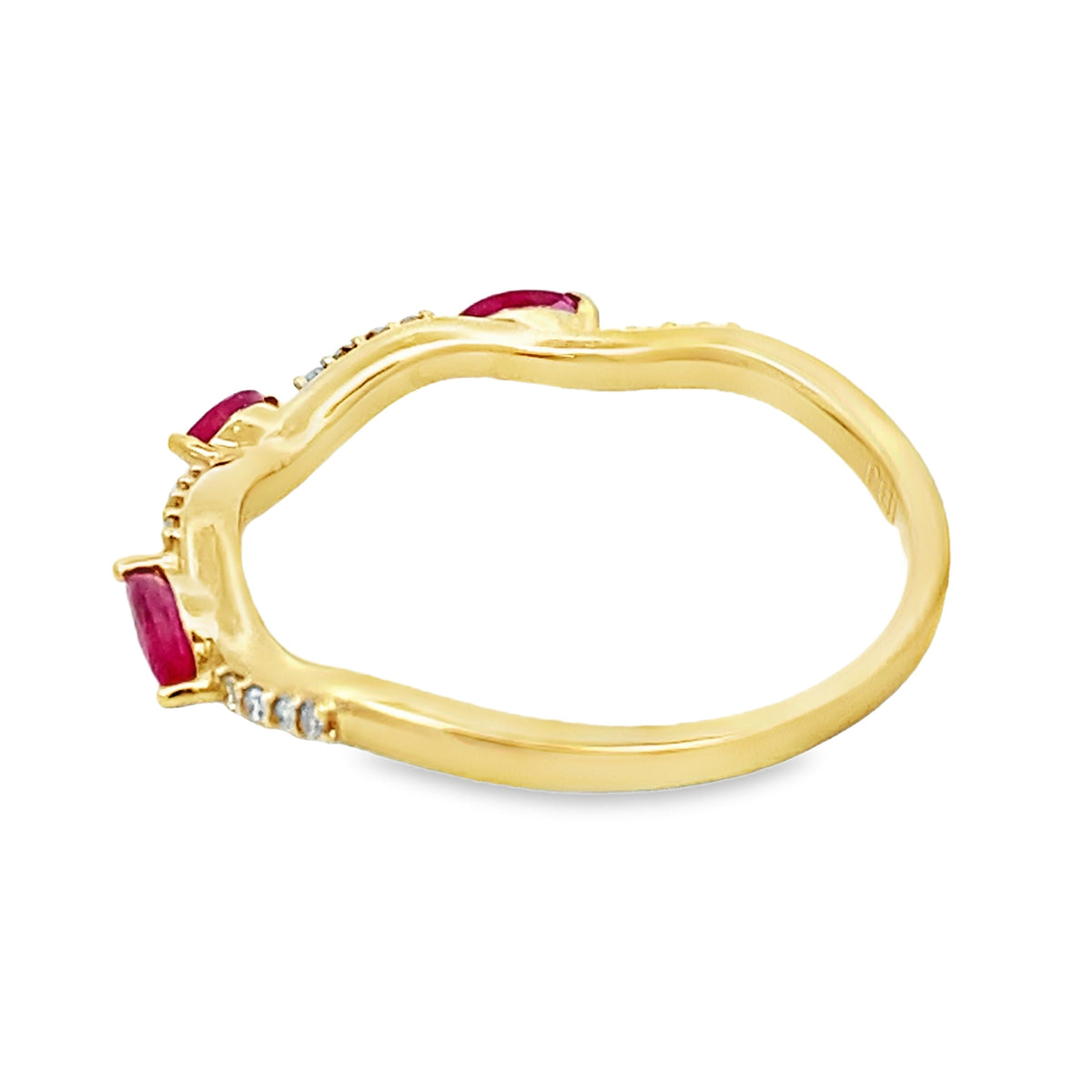 Banda apilable de diamantes y rubíes de .21 ct, oro amarillo de 14 kt