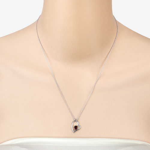 Collar de plata de ley .925 con granate auténtico de 0,60 quilates