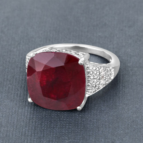 Anillo de plata esterlina .925 con rubí teñido de 14.47 quilates y topacio blanco