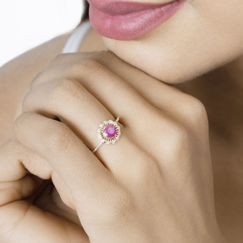 Anillo de oro amarillo de 14K con rubí genuino de 0,68 quilates y diamantes blancos