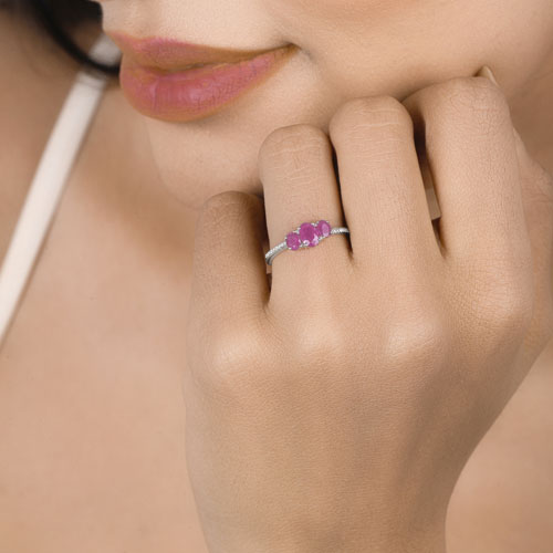 Anillo de oro blanco de 14K con rubí genuino de 1,02 quilates y diamantes blancos