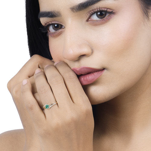 Anillo de oro amarillo de 14 quilates con esmeralda zambiana auténtica de 0,51 quilates y diamantes blancos