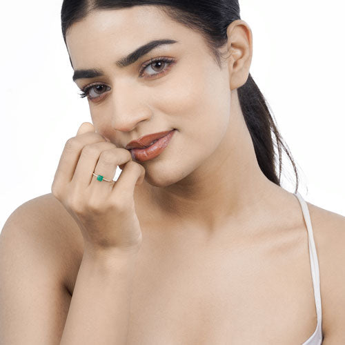 Anillo de oro blanco de 14 quilates con esmeralda zambiana auténtica de 0,64 quilates y diamantes blancos